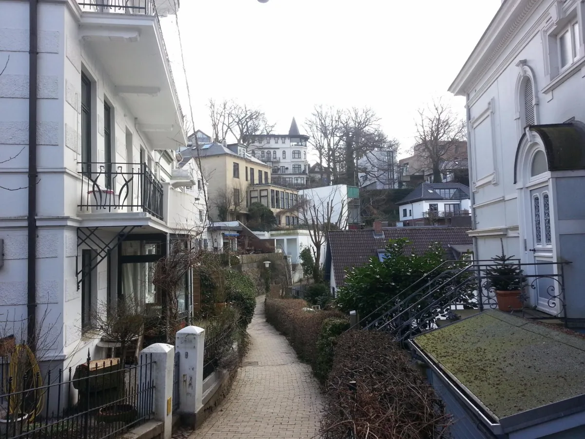 Schmaler Weg zwischen Wohnhäusern
