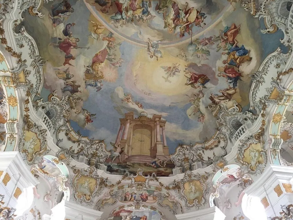 Barocke Deckenmalerei in einer Kirche
