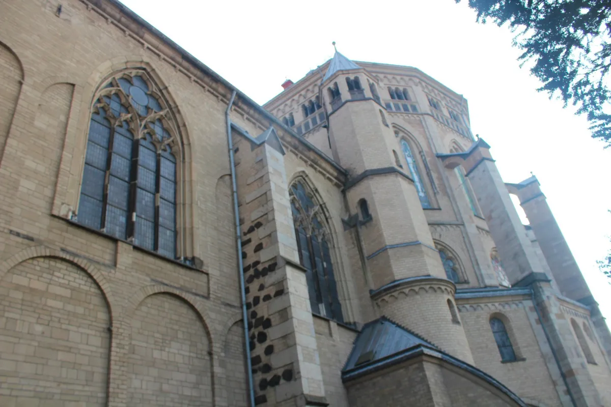 Außenansicht einer alten Backsteinkirche