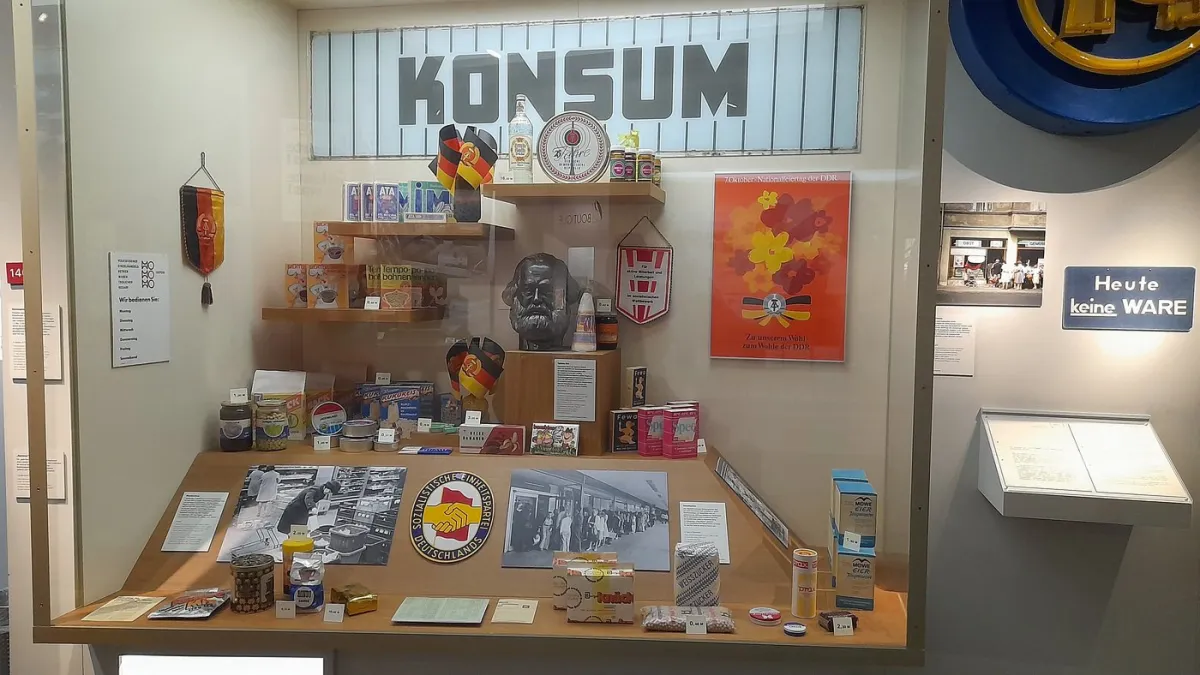 Vitrine mit DDR-Produkten und Konsum-Schild