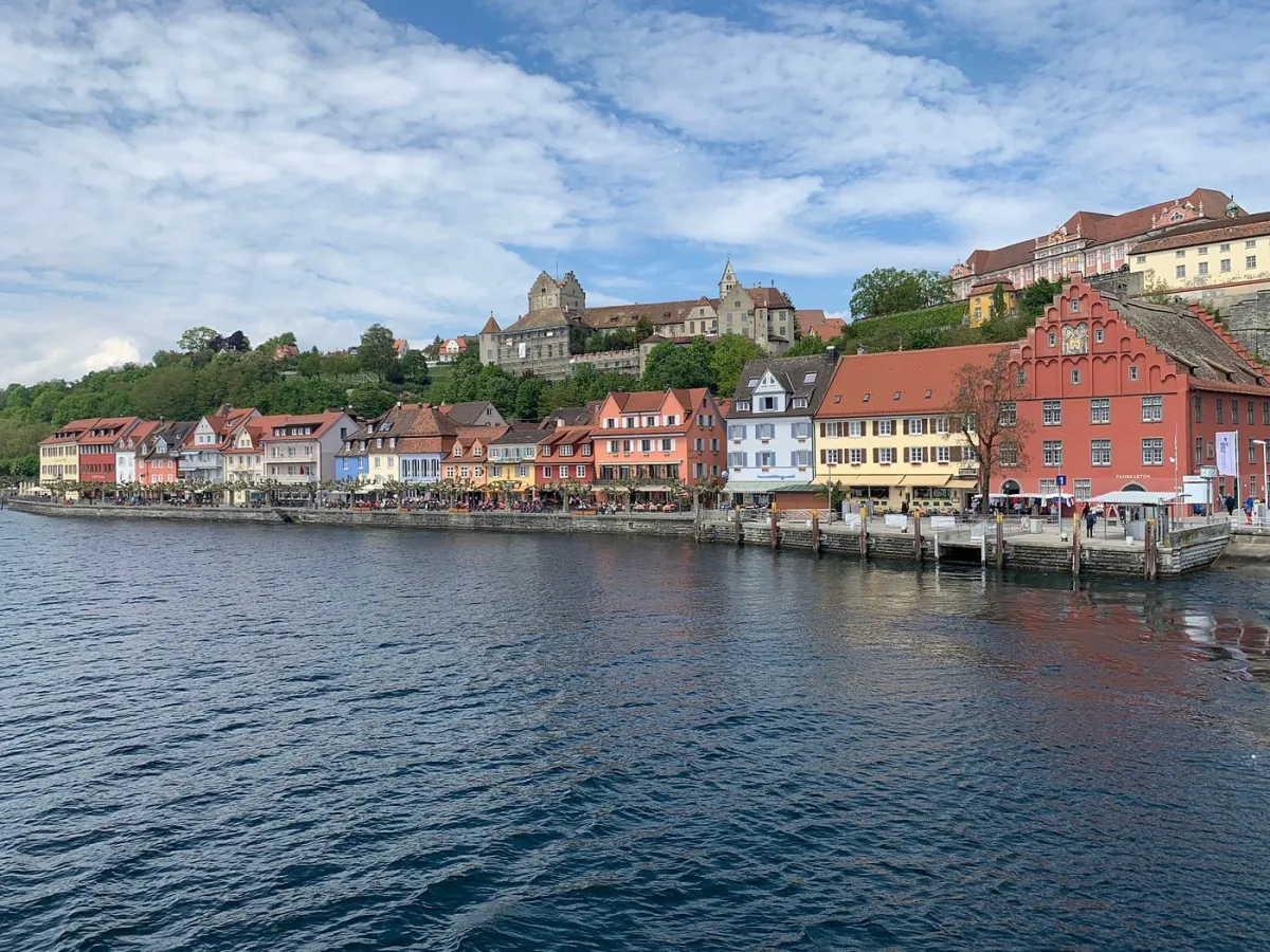 Bunte Häuser am Ufer eines Sees