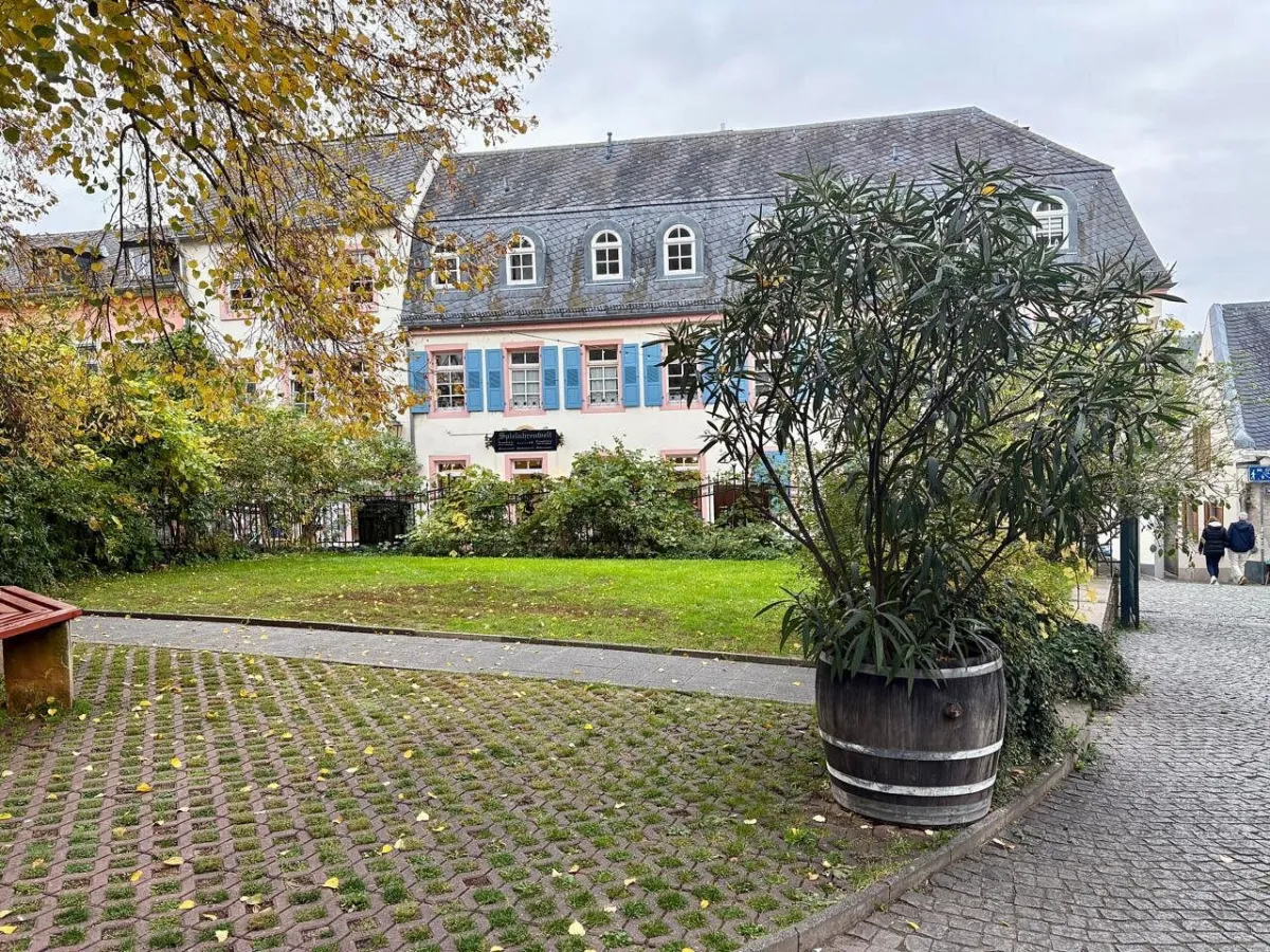Historisches Gebäude mit blauen Fensterläden