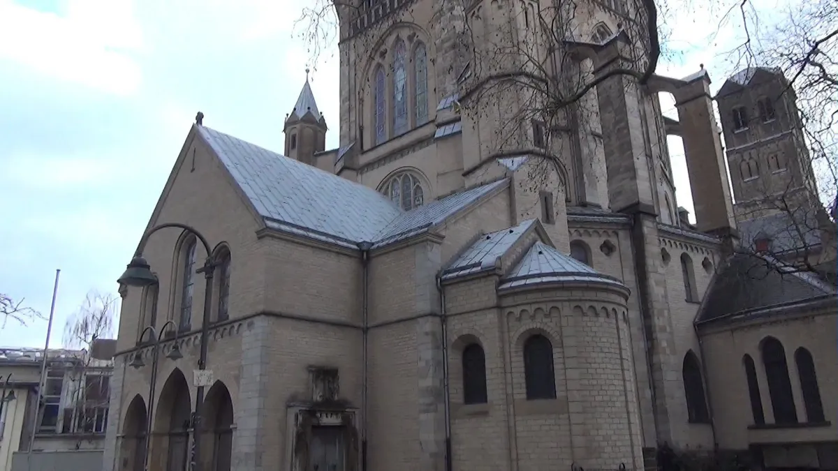 Außenansicht einer alten Kirche