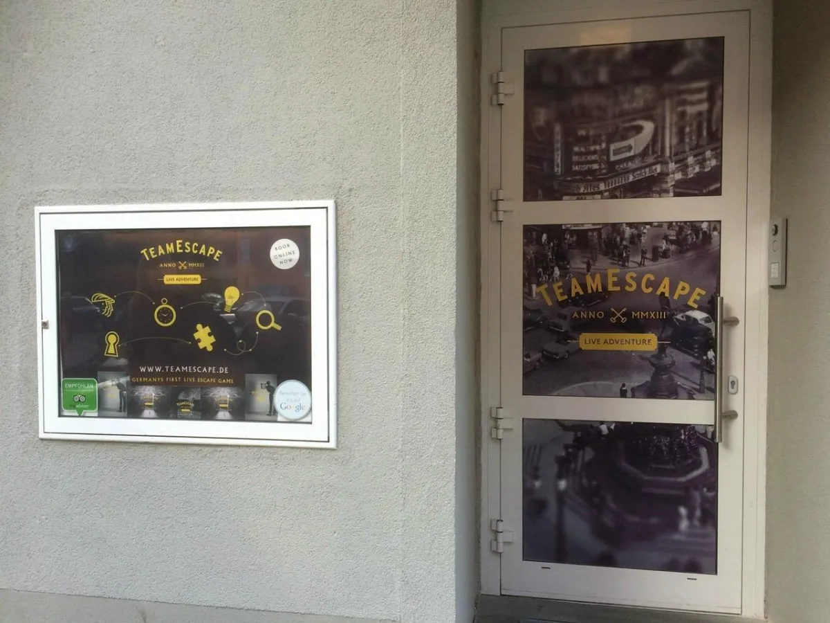 Eingang und Schild von TeamEscape.