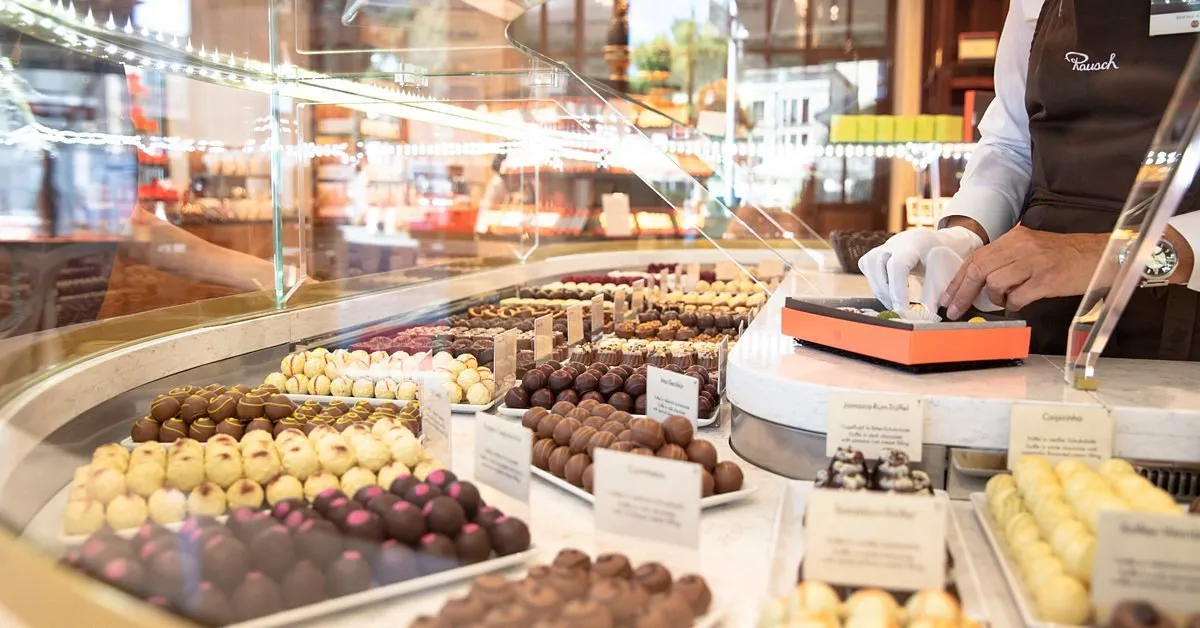 Pralinen in einer Vitrine mit Verkäufer