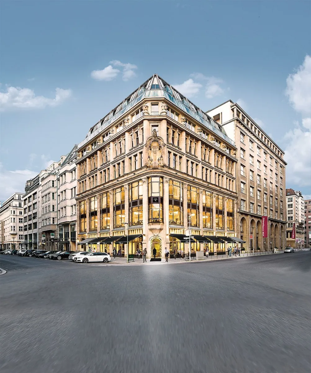 Historisches Gebäude an einer Straßenecke