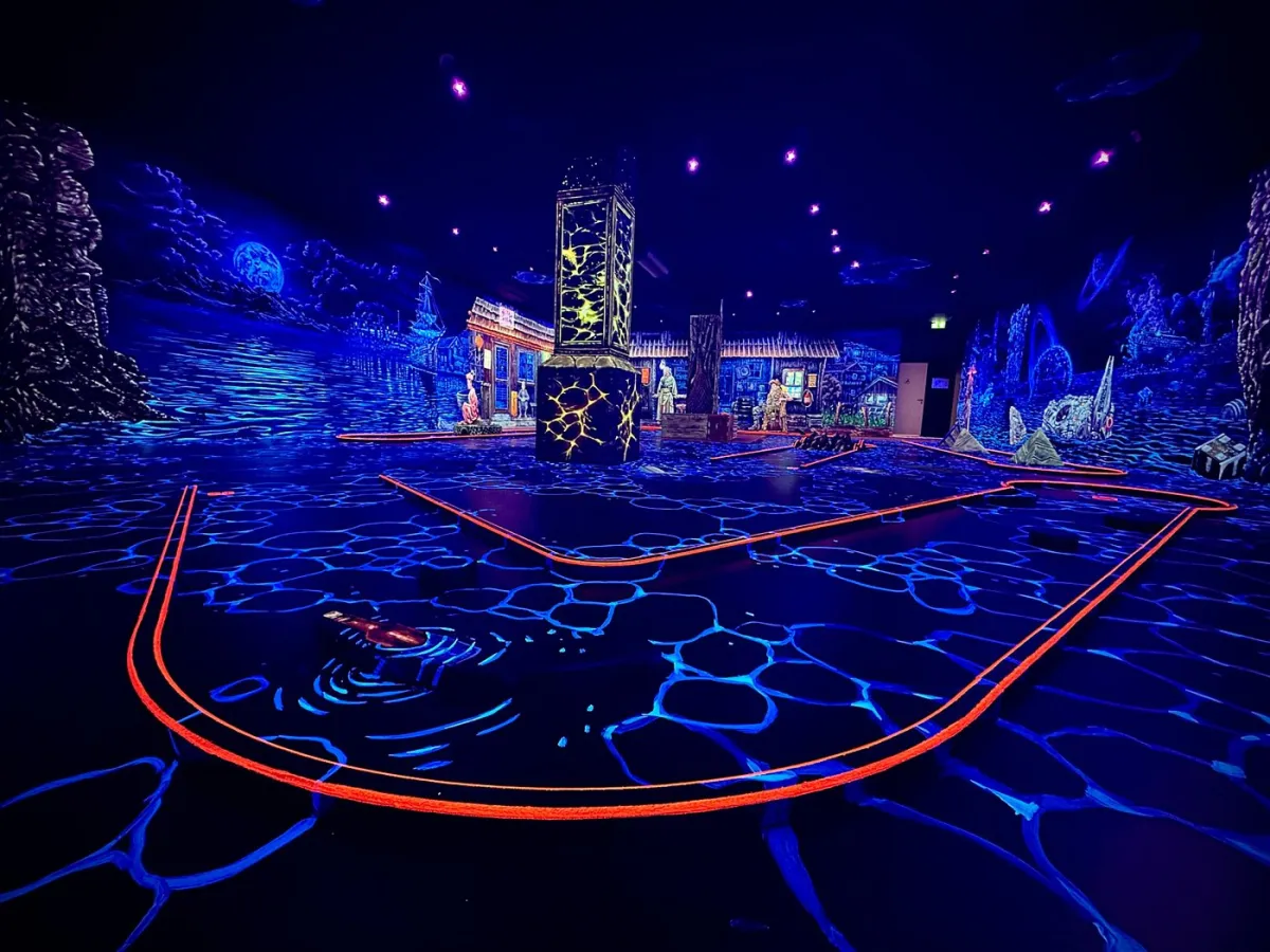 Leuchtender Minigolfplatz mit Neonfarben