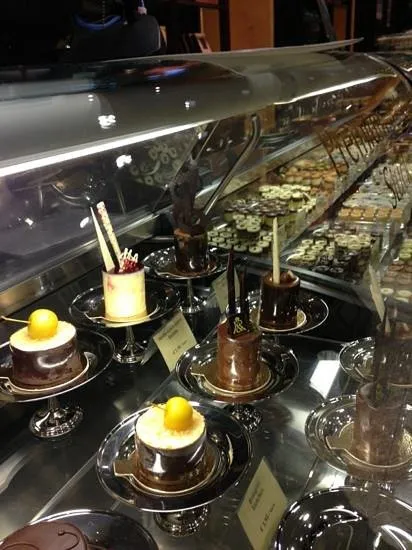 Vitrine mit verschiedenen Desserts