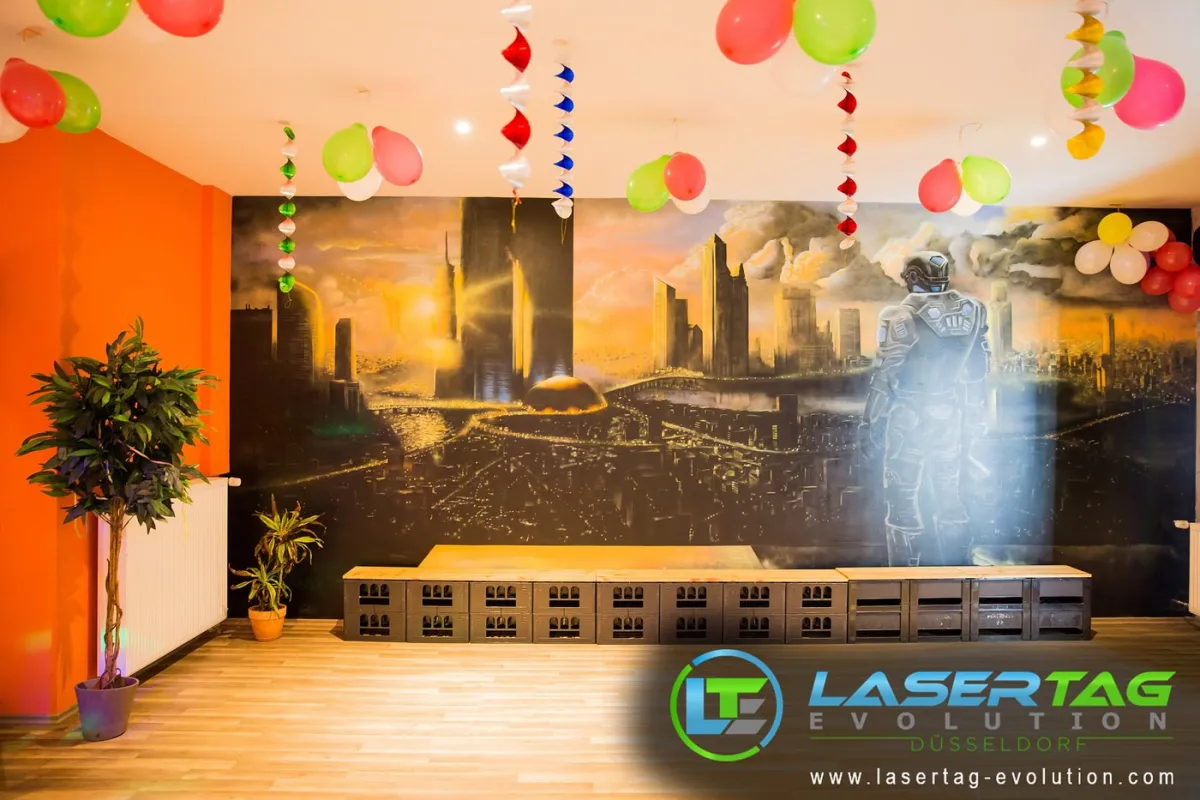 Lasertag-Raum mit Wandgemälde und Dekoration