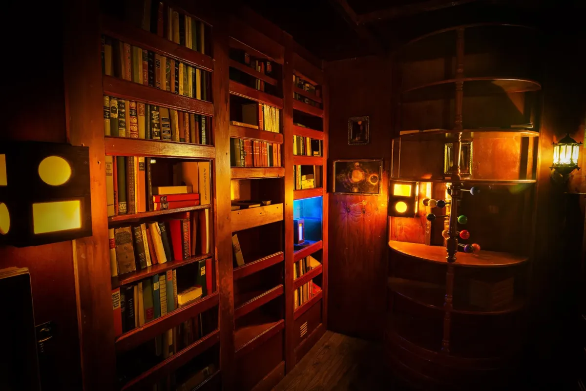 Bücherregal mit warmem Licht