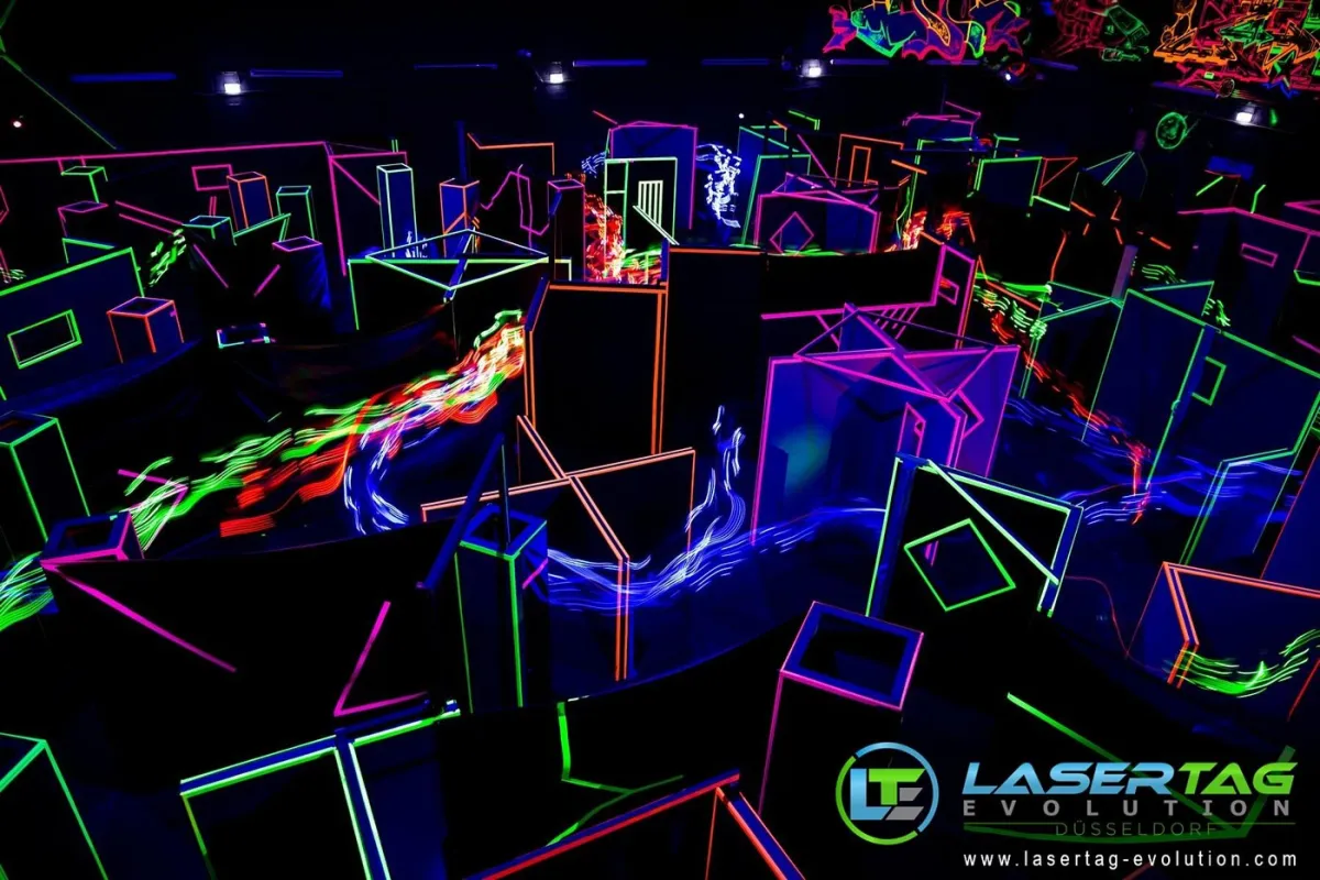Neonfarbenes Lasertag-Arena-Design
