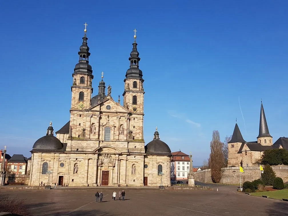 Barocke Kathedrale mit zwei Türmen bei klarem Himmel.