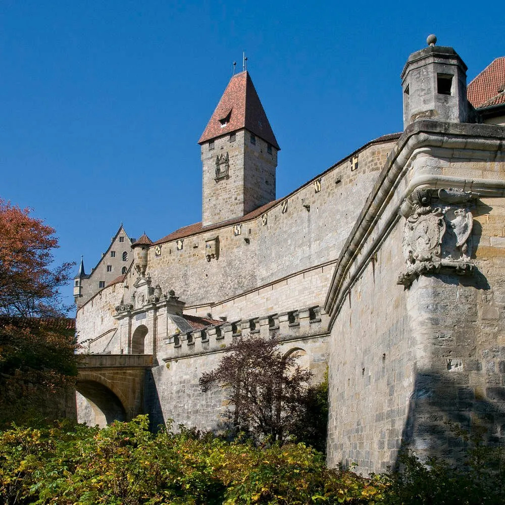 Burg mit steinernen Mauern und Turm