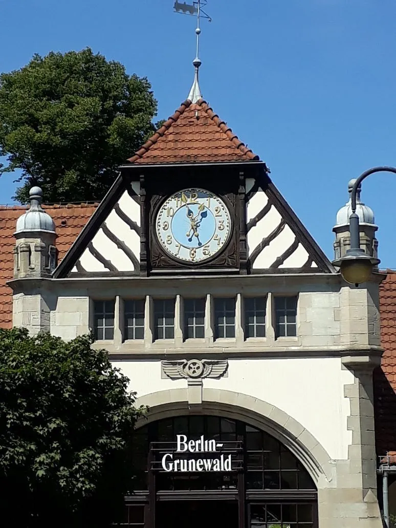 Bahnhof Berlin-Grunewald mit Uhr