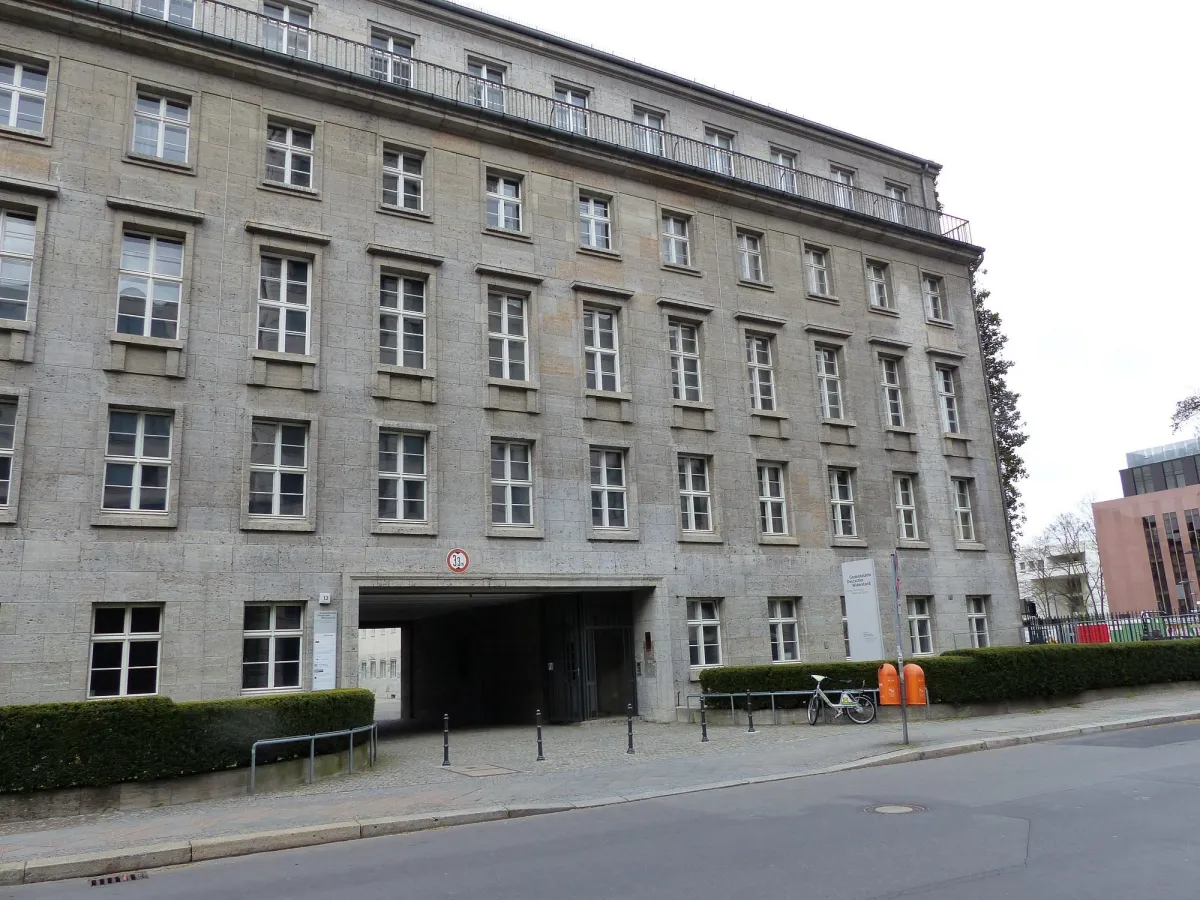 Graues Gebäude mit vielen Fenstern
