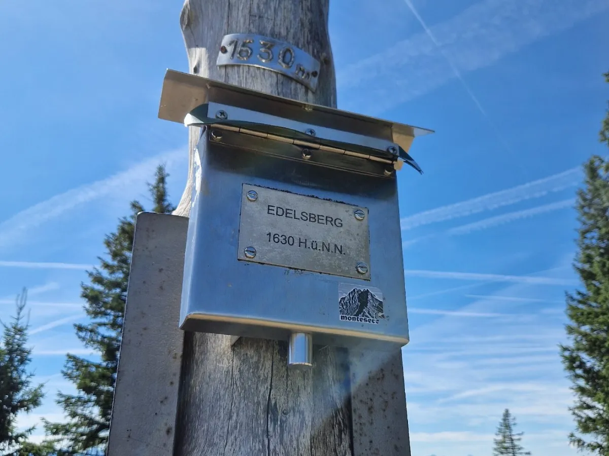 Gipfelkreuz mit Schild am Edelsberg