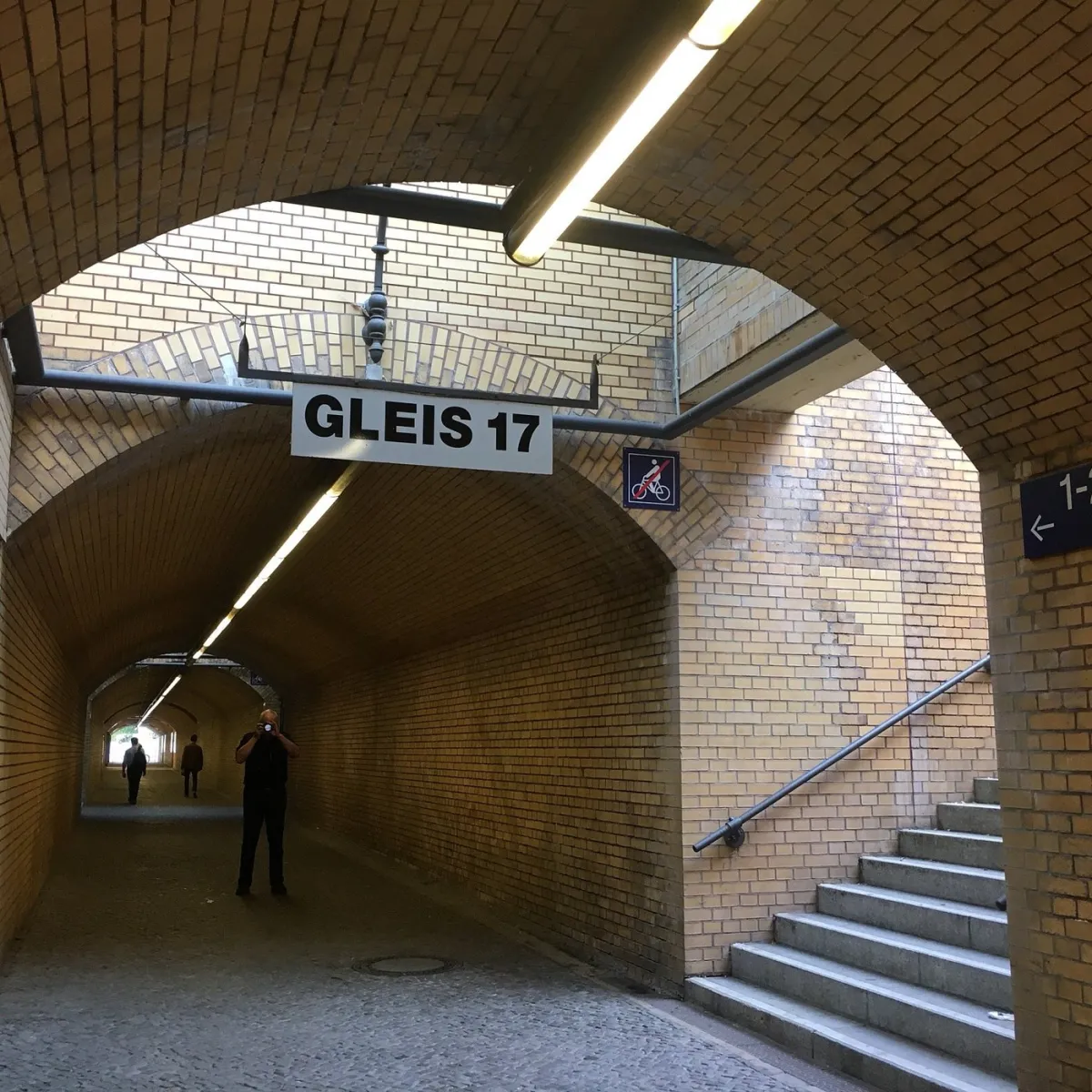 Tunnel mit Schild Gleis 17
