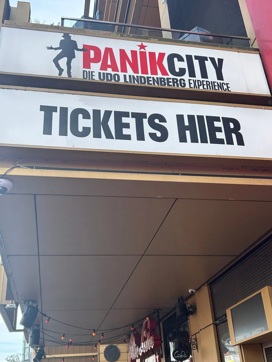 Eingang zu Panik City mit Ticketverkaufsschild