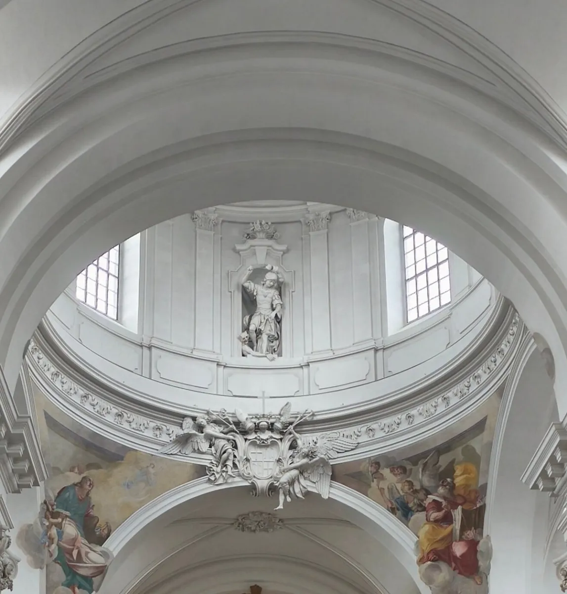 Innenansicht einer barocken Kirche mit Stuckverzierungen