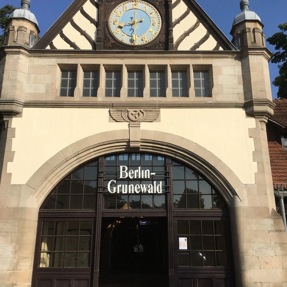 Eingang des Bahnhofs Berlin-Grunewald mit Uhr.