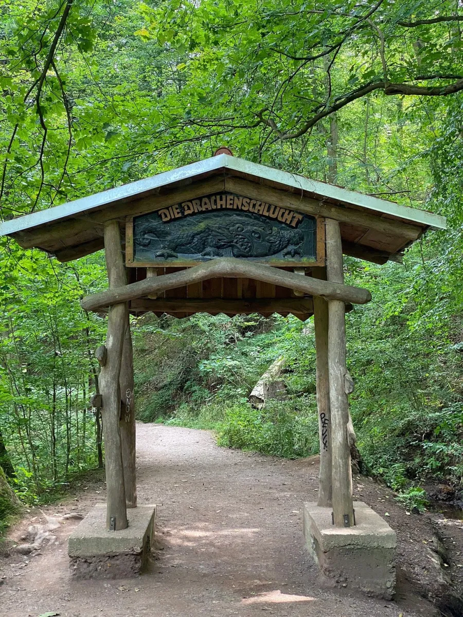 Eingang zur Drachenschlucht im Wald