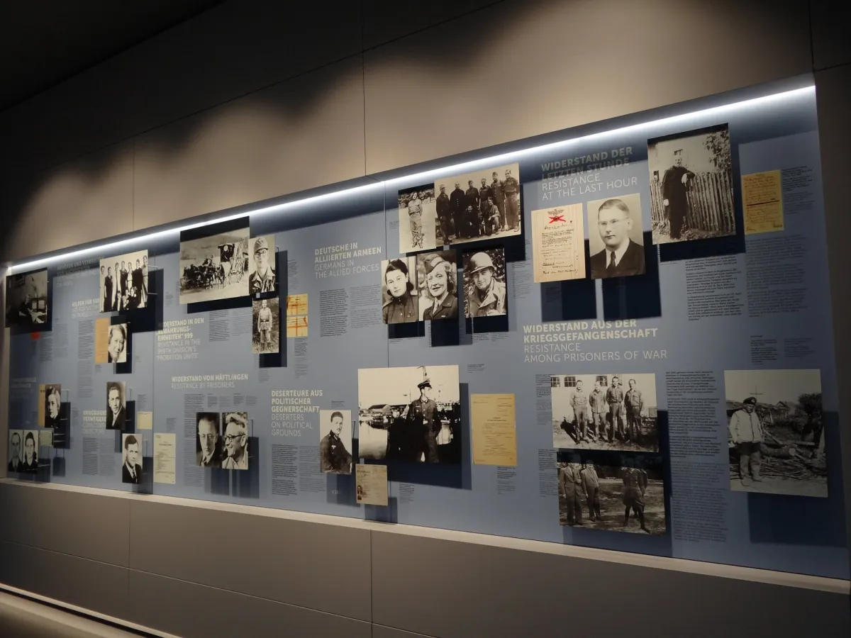 Ausstellungswand mit historischen Fotos und Texten.