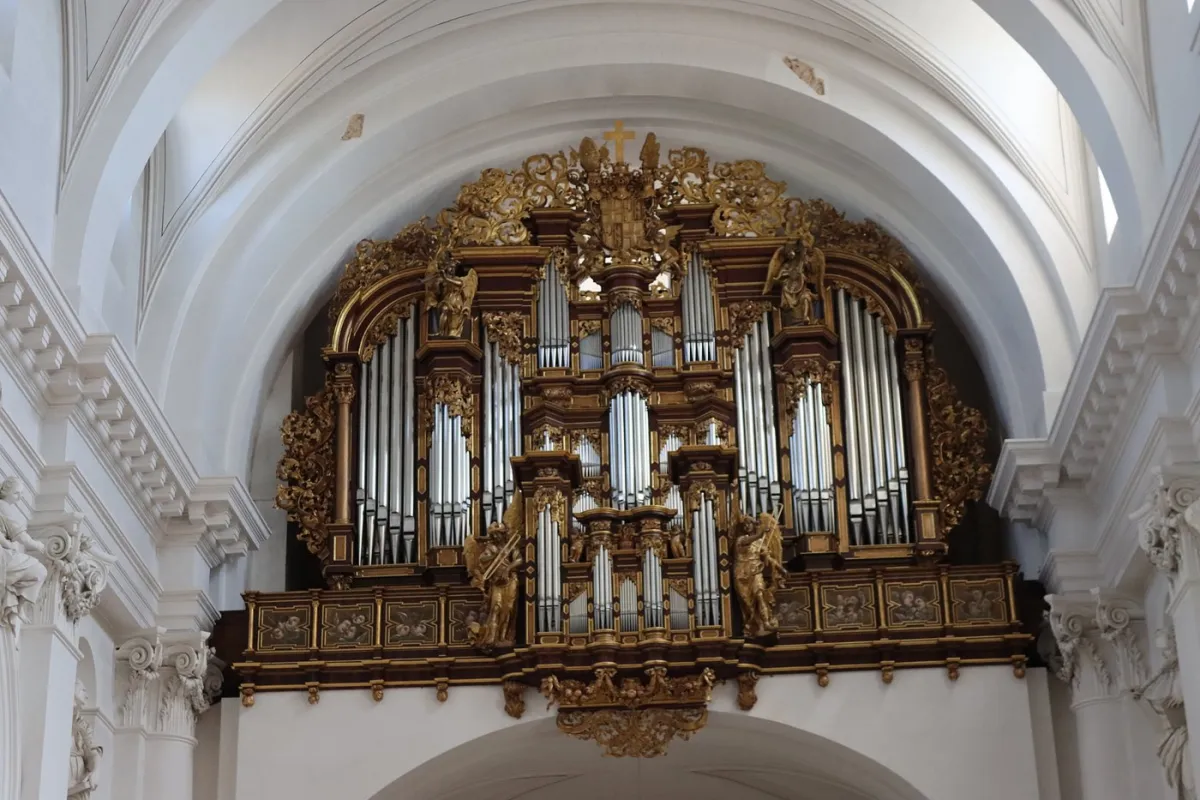 Barocke Kirchenorgel mit goldenen Verzierungen