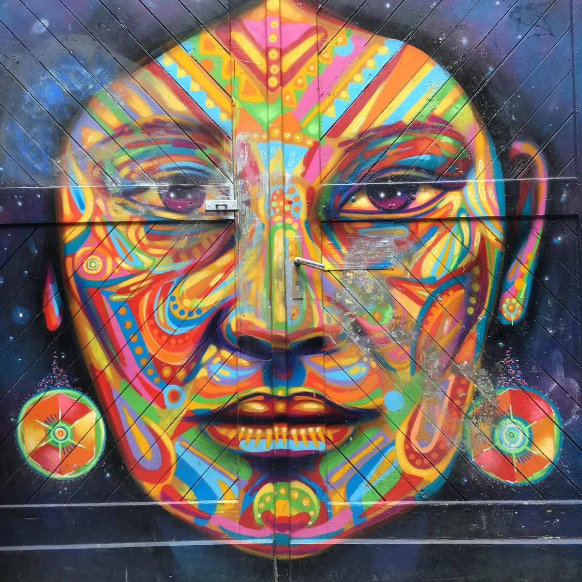 Buntes Graffiti eines Gesichts auf einer Wand