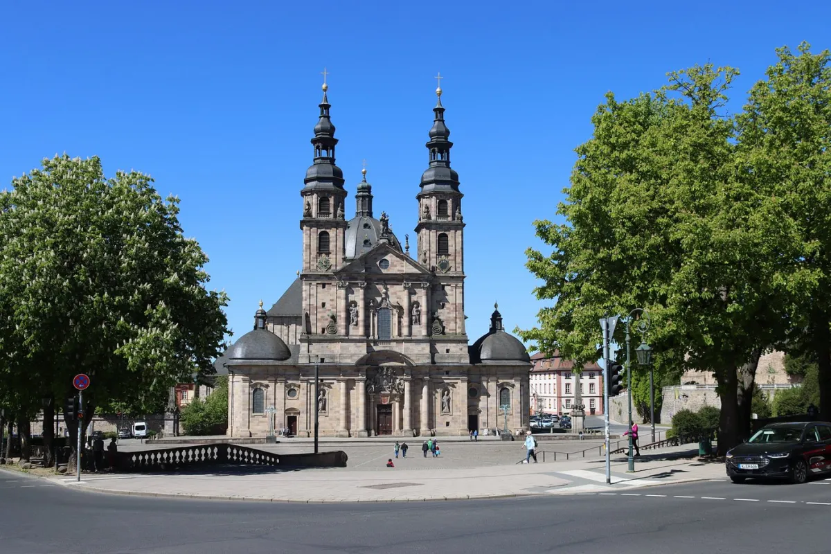 Barocke Kathedrale mit zwei Türmen und Bäumen