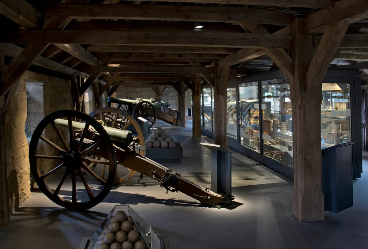 Historische Kanonen in einem Museum.