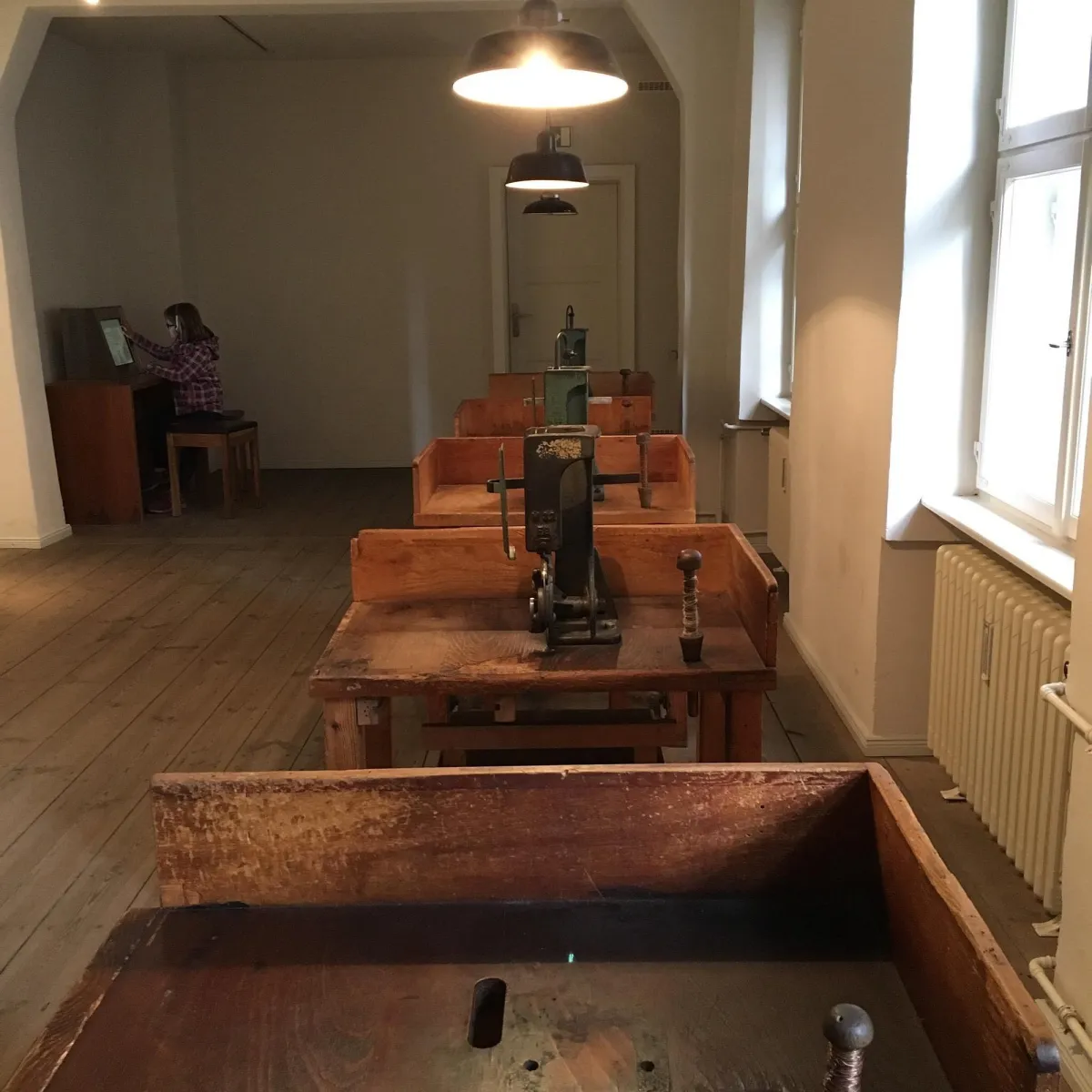 Alte Maschinen in einem Raum mit Holzfußboden
