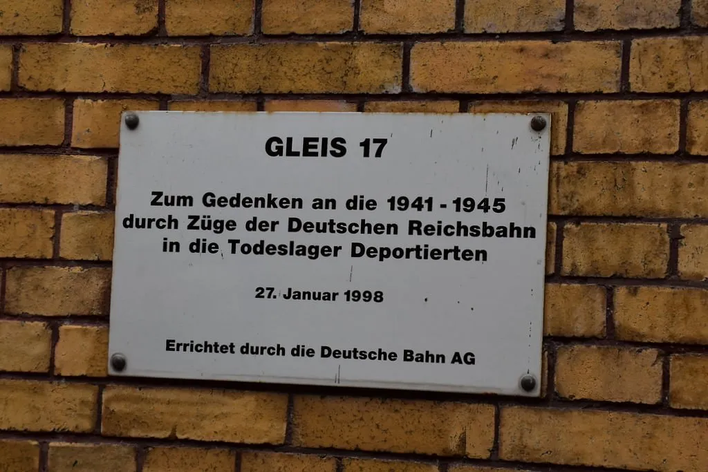Gedenktafel an einer Ziegelwand