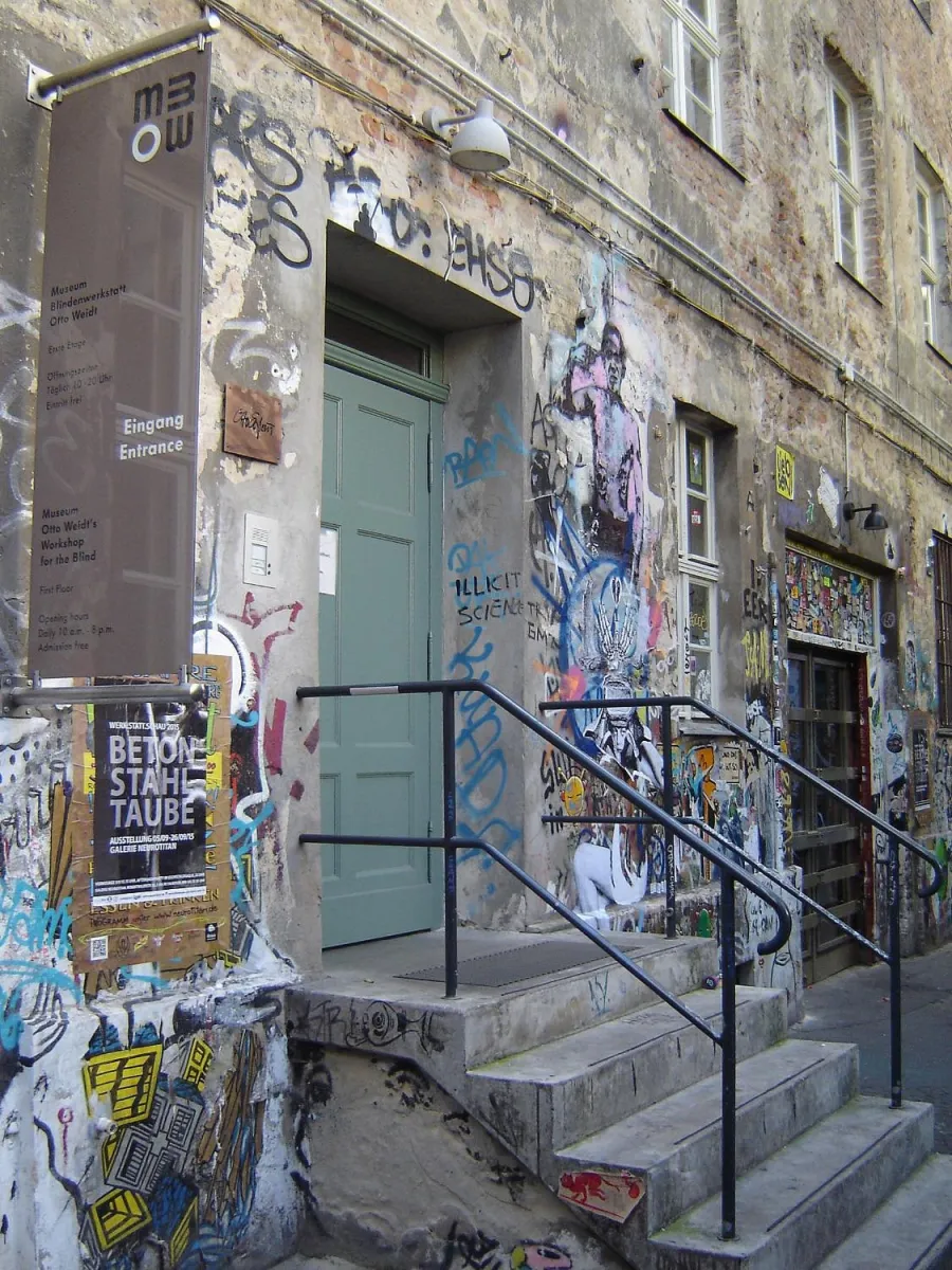 Eingang zu einem graffiti-bedeckten Gebäude.
