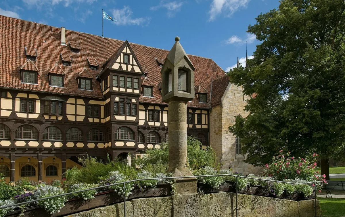 Historisches Gebäude mit Fachwerk und Garten