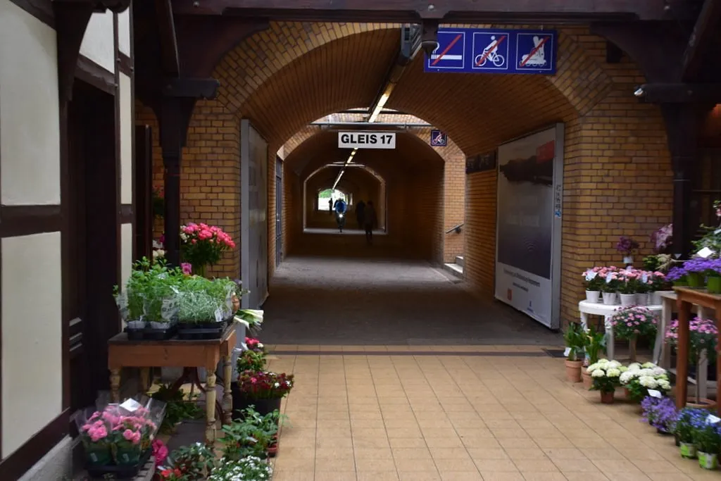Blumengeschäft im Bahnhofstunnel mit Gleis 17 Schild.