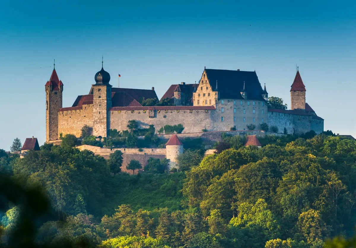 Burg auf einem Hügel mit Bäumen