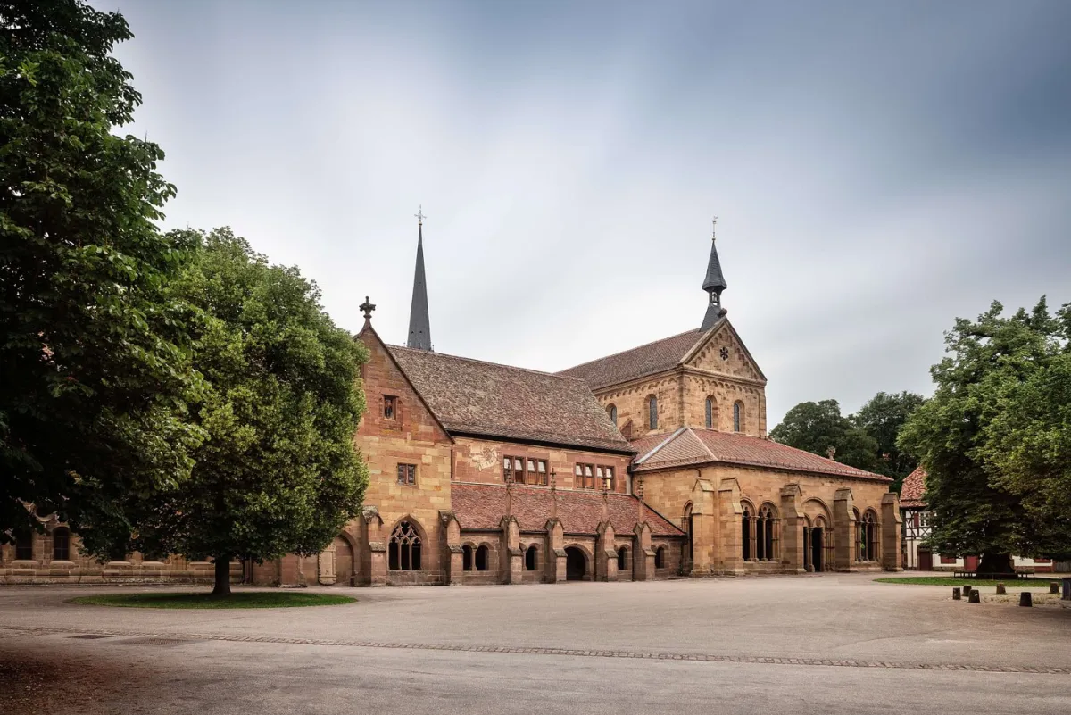 Historisches Gebäude mit Kirchturm