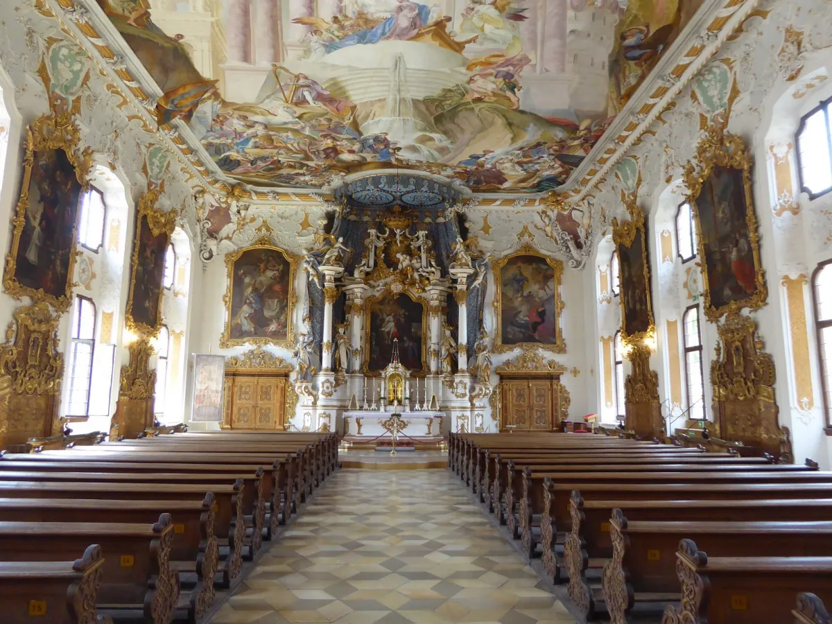 Innenraum einer barocken Kirche mit prächtigem Altar.