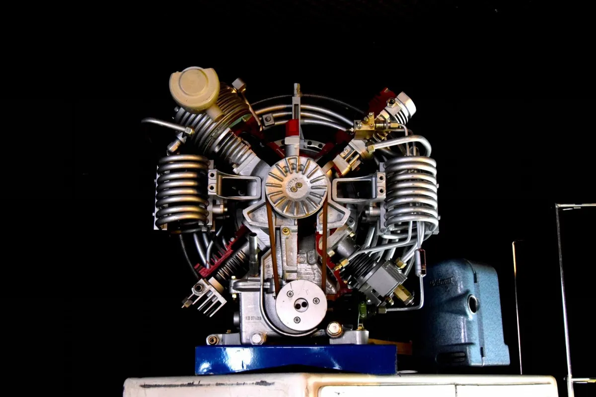Nahaufnahme eines Motors mit komplexen Teilen.