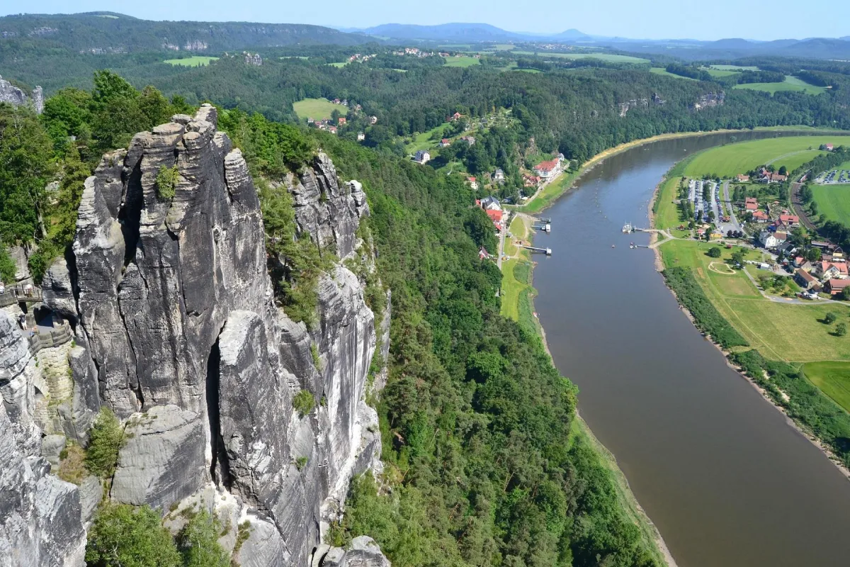 Felsformation und Fluss in einer grünen Landschaft