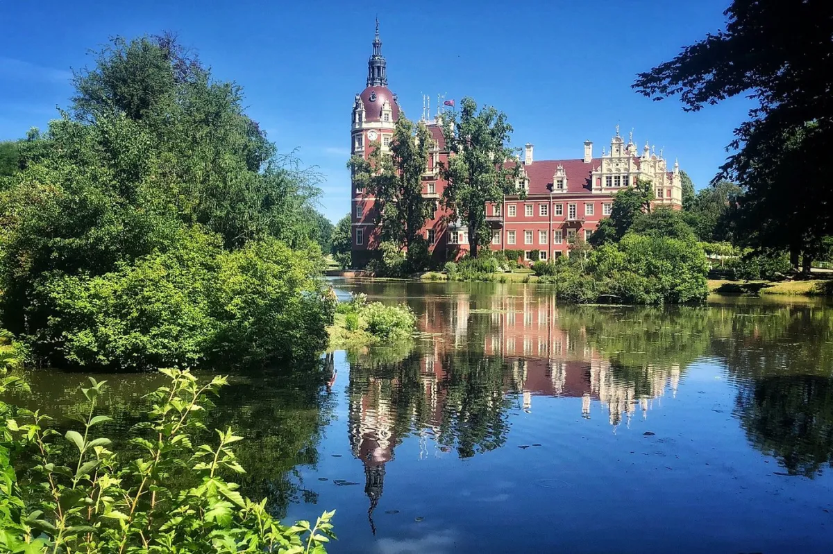 Schloss mit Spiegelung im See