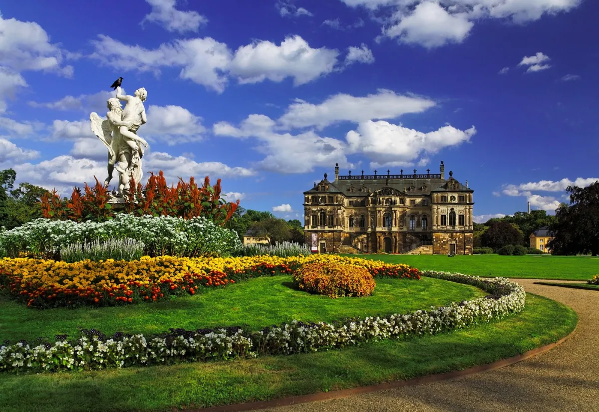Barockgebäude mit Garten und Statue
