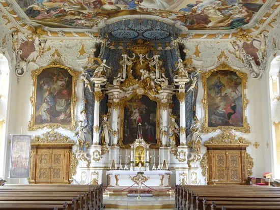 Barocker Kirchenaltar mit Gemälden und Verzierungen