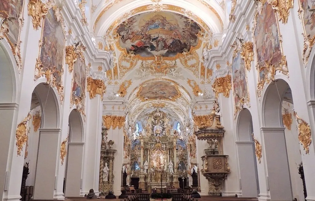 Barocke Kirche mit reich verzierten Decken und Wänden.