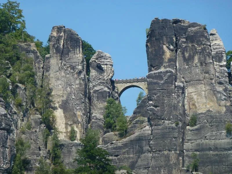 Steinbrücke zwischen hohen Felsen