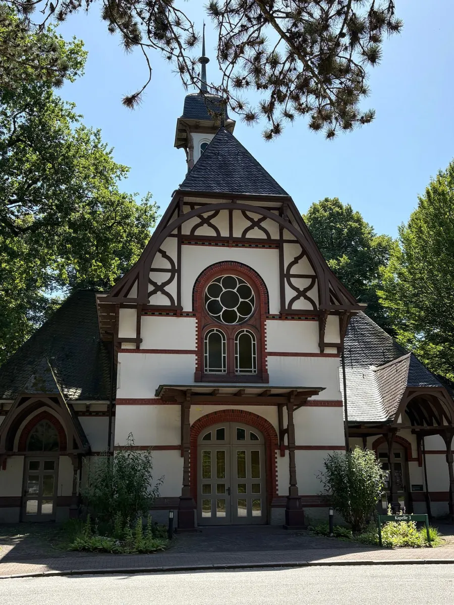 Historische Kapelle mit Fachwerk und Rundfenster