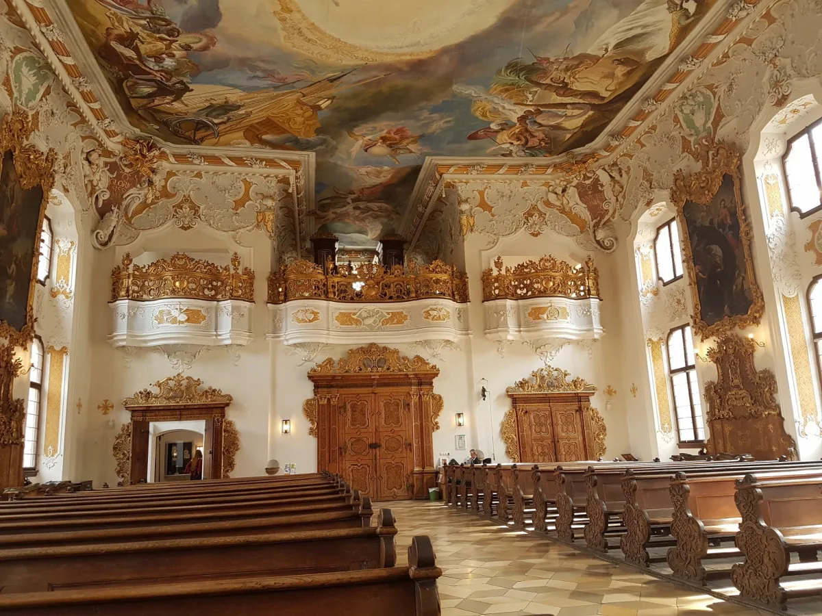Innenansicht einer reich verzierten Barockkirche
