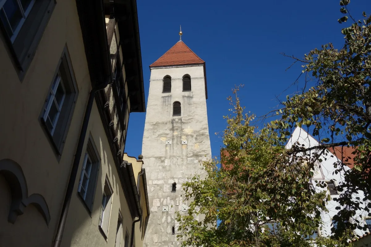 Historischer Kirchturm mit rotem Dach