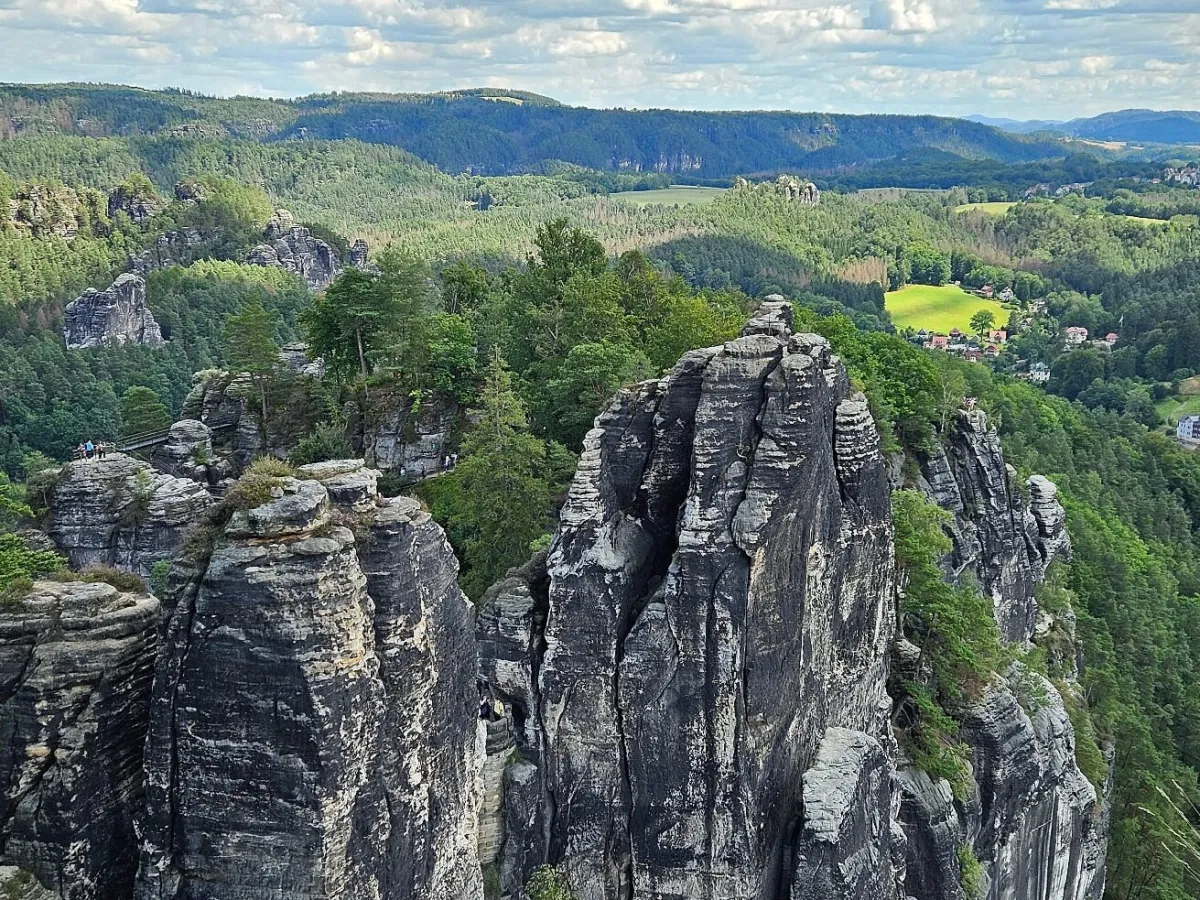Blick auf Sandsteinfelsen und bewaldete Landschaft