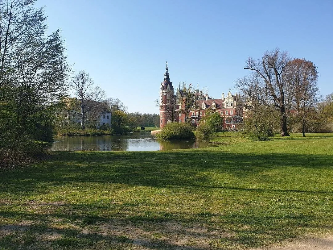 Schloss mit Turm und See im Park